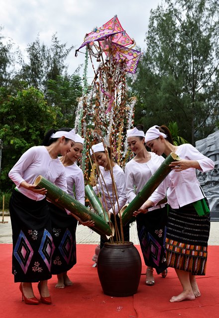 Điệu múa của các cô gái Thổ trong ngày lễ dựng cây nêu