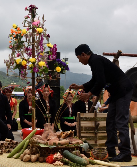 Những lễ vật đặt bên cây nêu trong nghi lễ cúng đầu xuân của dân tộc Thái