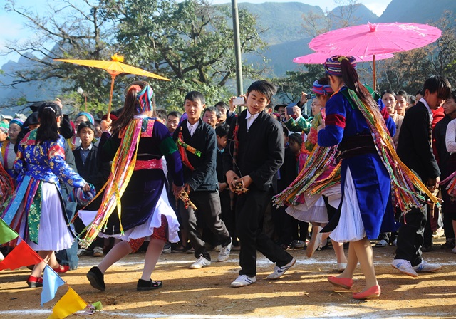 Vào dịp lễ tết, các chàng trai, cô gái Mông thường cùng nhau múa khèn vui hội