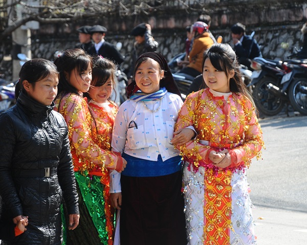 Vào ngày đầu Xuân, các chàng trai, cô gái Mông thường tập trung thành từng đám đông đi chơi Xuân