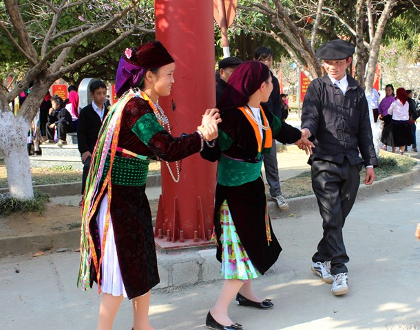Chàng trai Mông “kéo vợ” trong ngày lễ hội đầu năm