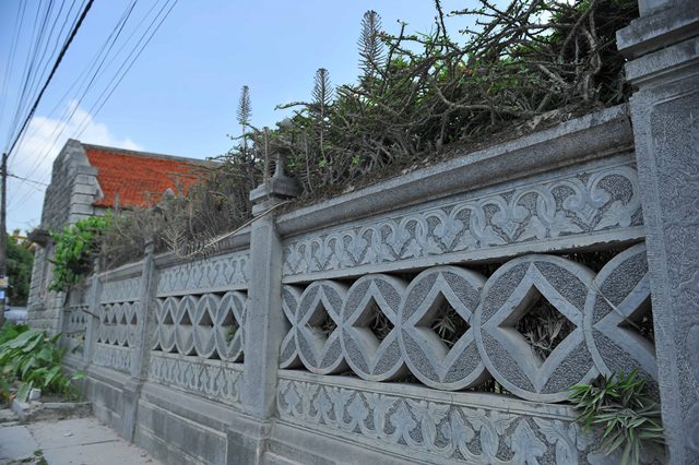 Cổng và tường rào của ngôi nhà cũng được làm bằng đá và được chạm trổ những nét hoa văn tỷ mỉ, vô cùng bắt mắt