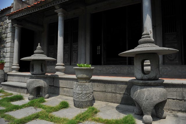 Hai cây đèn đá được làm cùng thời gian với ngôi nhà, đặt ở tiền sảnh