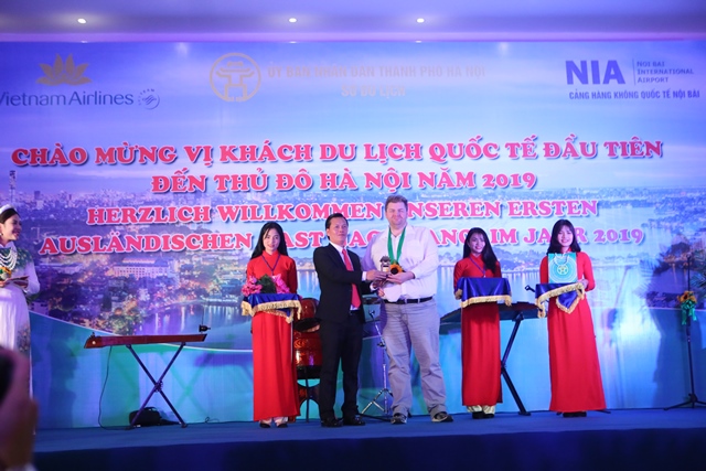 Ông Trần Đức Hải - Giám đốc Sở Du lịch Hà Nội chào mừng vị khách quốc tế đầu tiên đến Thủ đô Hà Nội năm 2019                            