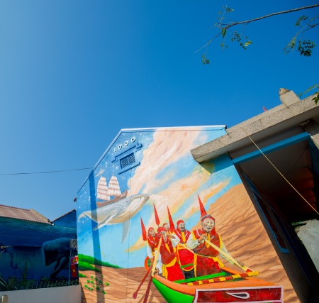 Những ngôi nhà trong làng Cảnh Dương đã khoắc lên mình một màu sắc mới