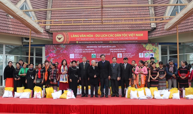 Ban tổ chức cũng trao 39 suất quà cho đại diện 13 nhóm đồng bào có hoàn cảnh khó khăn đang hoạt động hàng ngày tại Làng Văn hóa – Du lịch các dân tộc Việt Nam.