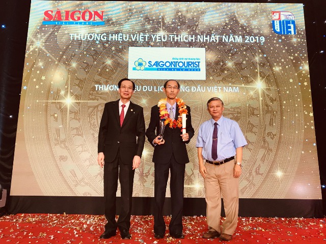 Ông Vũ Duy Vũ - Phó Tổng Giám đốc Công ty Dịch vụ Lữ hành Saigontourist - nhận biểu trưng Thương hiệu Việt yêu thích nhất năm 2019 tại Lễ trao giải được tổ chức tại Báo Sài Gòn Giải Phóng ngày 26/1.