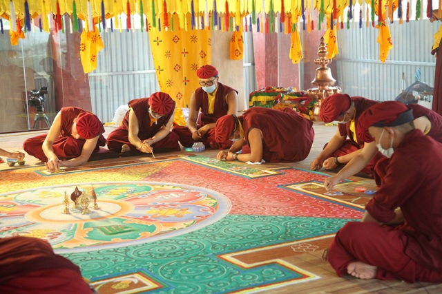 Quá trình kiến lập Mandala Phật Quan Âm bằng nhiều loại đá quý