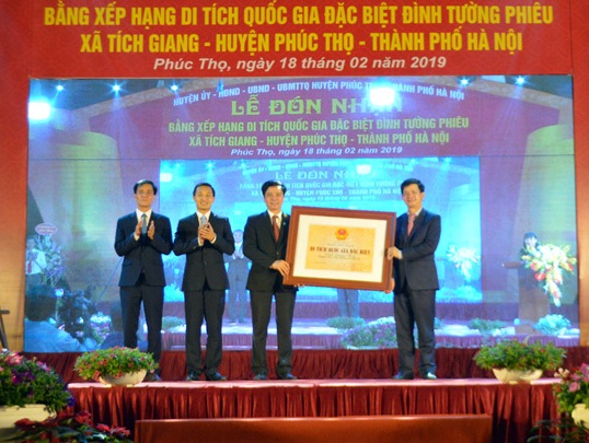 Thứ trưởng Lê Quang Tùng trao bằng 