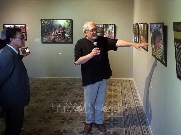 Tác giả Vargyas Gábor chia sẻ với khách tham quan về các bức ảnh tại triển lãm. Ảnh: TTXVN
