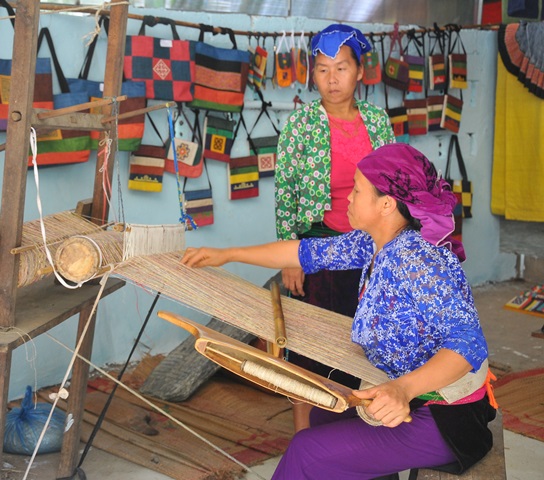 Dệt lanh - nghề truyền thống của đồng bào Mông ở Hà Giang