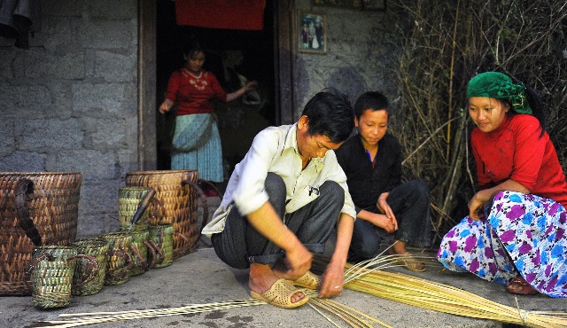 Nghề đan quẩy tấu giúp người dân ở Đồng Văn tăng thu nhập