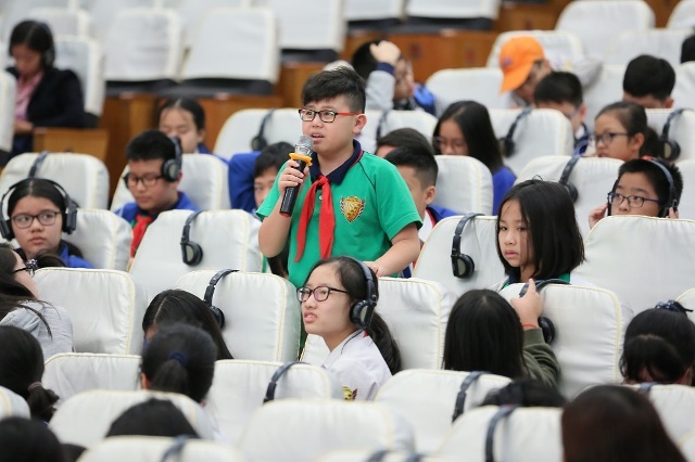 Hơn 200 bạn học sinh đến từ các trường Trung học cơ sở trên địa bàn Tp. Hà Nội cùng tìm hiểu tại buổi hội thảo.