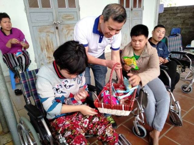 Chủ tịch CLB quản lý Buồng Việt Nam Nguyễn Quang trao quà cho các cháu