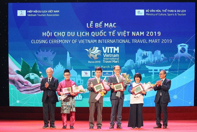 Phó Chủ tịch thường trực Hiệp hội Du lịch Việt Nam Vũ Thế Bình  trao giấy khen và kỷ niệm chương cho các gian hàng quốc tế quy mô lớn và ấn tượng