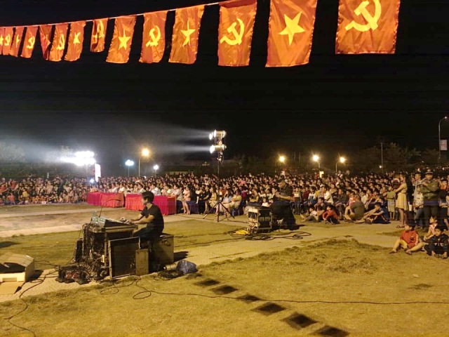 Khán giả tới xem biểu diễn lưu động tại Sơn La