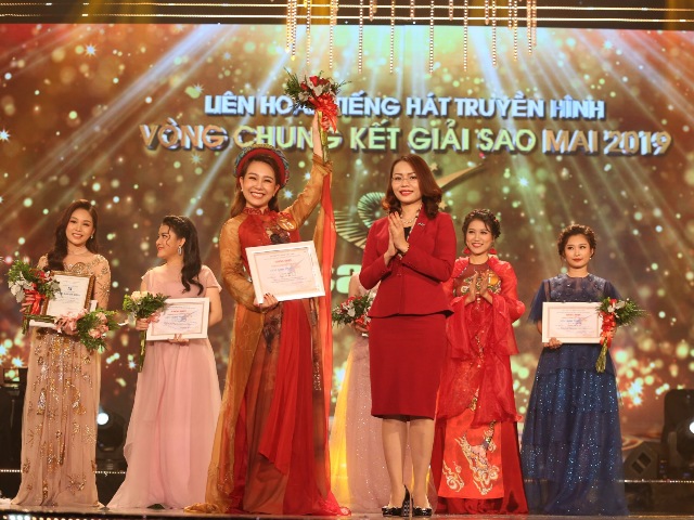 Bà Hương Trần Kiều Dung – Phó Chủ tịch HĐQT kiêm Tổng Giám đốc Tập đoàn FLC đại diện nhà tài trợ trao giải Thí sinh được yêu thích nhất.