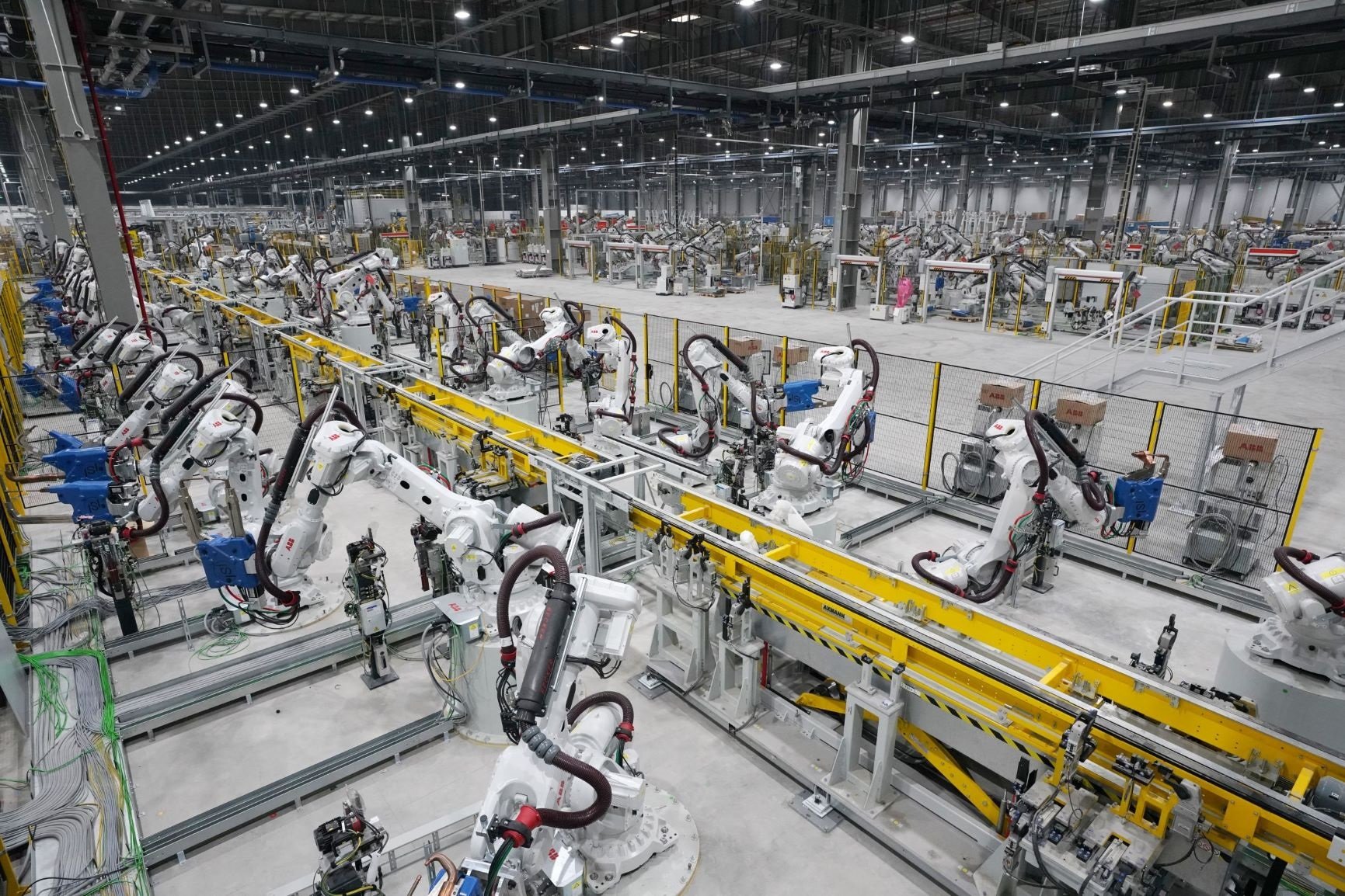 Nhà máy ô tô VinFast được trang bị hệ thống máy móc, trang thiết bị hiện đại, mức độ tự động hóa cao với hàng nghìn robot.
