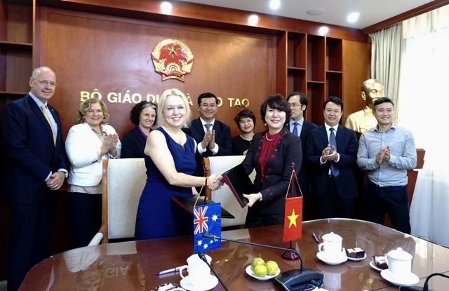 Bà Rachel Holthouse (trái), Phó Giám đốc phát triển toàn cầu Học Viện
            Công nghệ Hoàng gia Melbourne (RMIT) và bà Nguyễn Thị Mai Hữu,
            Trưởng ban BQL Đề án Ngoại ngữ Quốc gia đã ký kết thỏa thuận hợp tác.