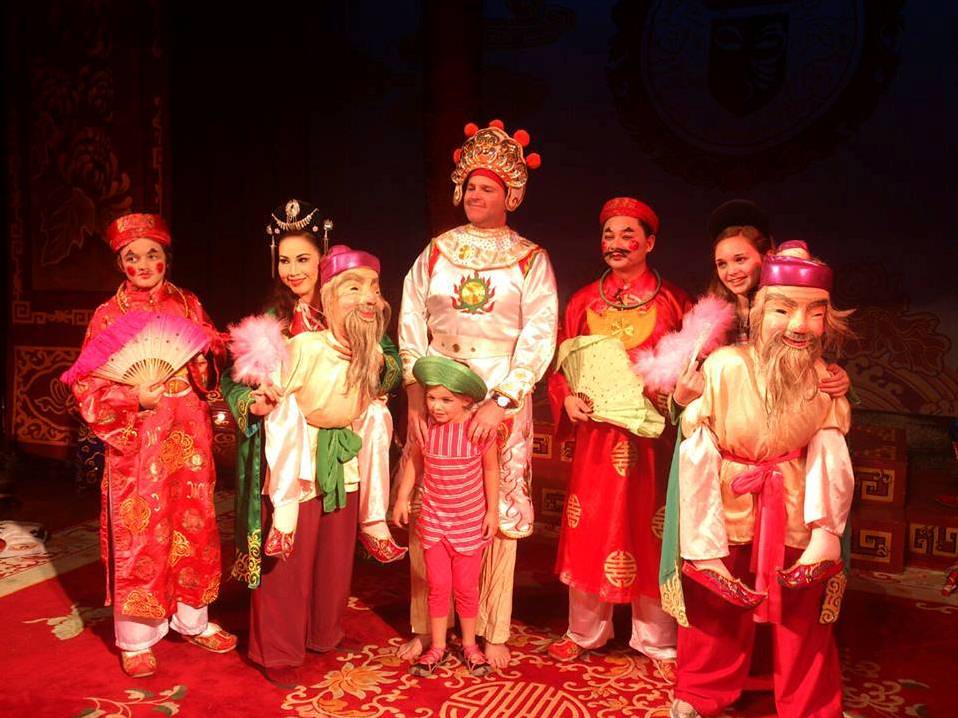 Các nghệ sỹ Nhà hát Tuổng Việt Nam giao lưu với khán giả, du khách trong và ngoài nước