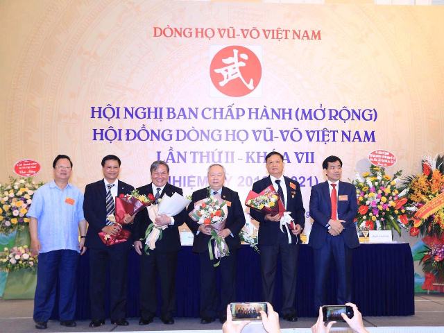 Các nhân sự mới của HĐDH Vũ Võ Việt Nam nhận hoa chúc mừng