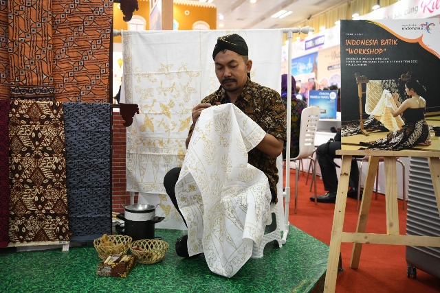 Nghệ nhân giới thiệu nghề dệt thổ cẩm Batik của Indonesia tại Hội chợ Du lịch quốc tế Hà Nội-VITM 2019                 