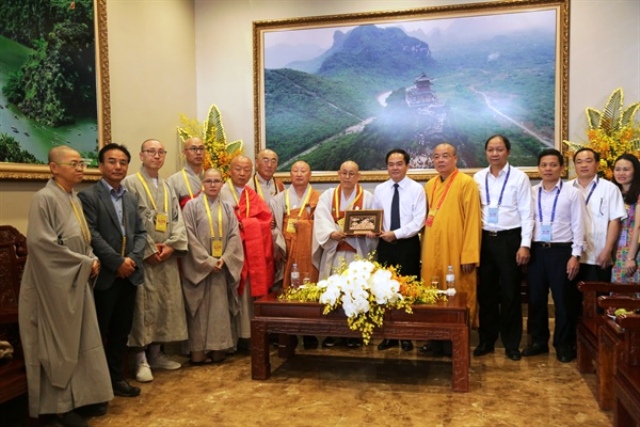 Lãnh đạo Ban Tôn giáo chính phủ tặng quà lưu niệm cho Đoàn phật giáo Hàn Quốc
