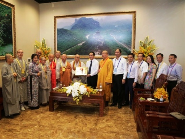 Hòa thượng ILSEOG JEEAN, Trưởng đoàn Phật giáo Hàn Quốc trao tặng món quà lưu niệm cho Ban Tôn giáo chính phủ.