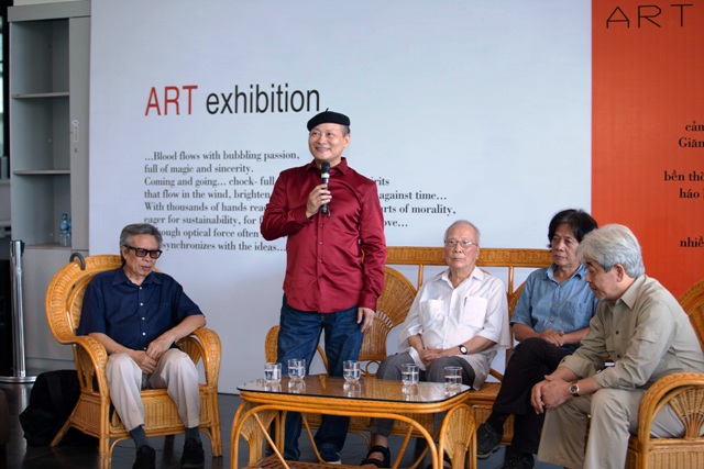 Họa sĩ Ngô Xuân Bính (áo đỏ) cùng các nghệ sĩ giới thiệu về triển lãm