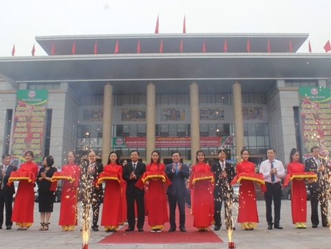 Các đại biểu thực hiện nghi thức Lễ cắt băng xuất hành Đoàn xe vận chuyển vải thiều Lục Ngạn - Bắc Giang vào các hệ thống phân