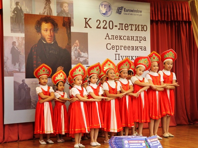 Tiết mục biểu diễn của các em thiếu nhi tại lễ kỷ niệm 220 năm ngày sinh A.S. Pushkin