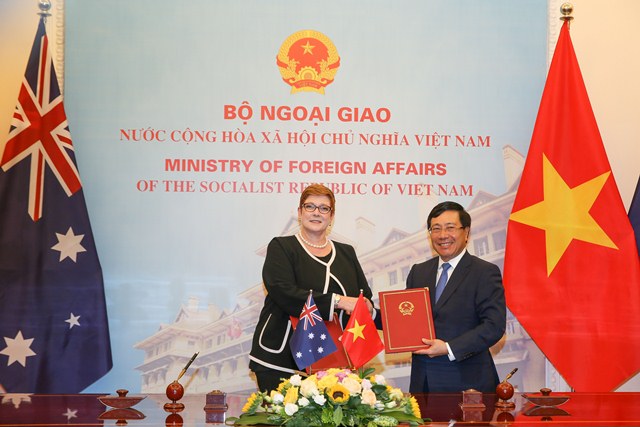 Bộ trưởng Ngoại giao và  Bộ các vấn đề về Phụ nữ, Thượng nghị sĩ Marise Payne và Phó Thủ tướng, Bộ trưởng Ngoại giao Việt Nam Phạm Bình Minh ký Biên bản ghi nhớ tại Hà Nội ngày 12/6/2019