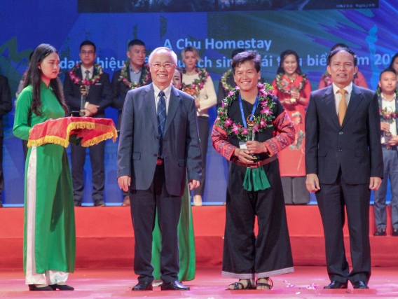 Tráng A Chu nhận giải thưởng của Hiệp hội Du lịch Việt Nam tại VITM 2019