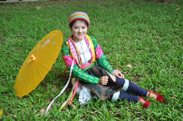 Vẻ đẹp của thiếu nữ dân tộc Mông trắng tỉnh Hà Giang