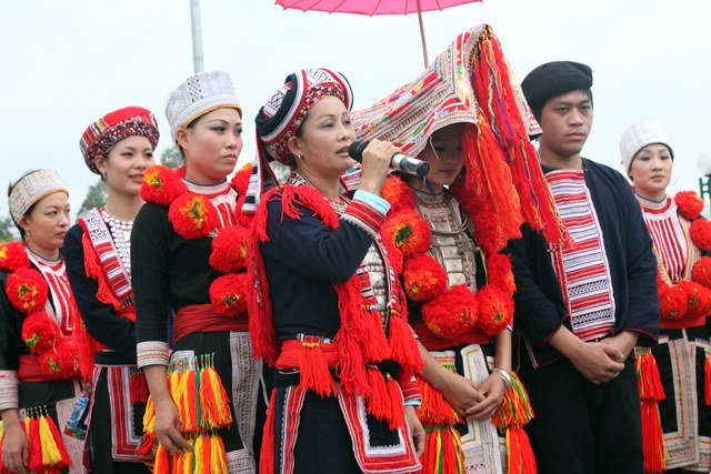 Páo dung dặn dò cô dâu về nhà chồng trong đám cưới người Dao đỏ Tuyên Quang