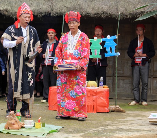 Páo dung của thầy cúng trong nghi lễ Mừng thọ của người Dao đỏ Tuyên Quang