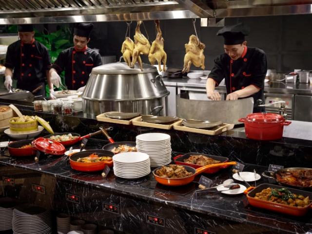Các đầu bếp tại Nhà hàng Ngon Gallery mang đến cho thực khách bữa tiệc ẩm thực 70 món với các món ngon từ Việt Nam, Hàn Quốc, Trung Quốc, Nhật Bản và Châu Âu