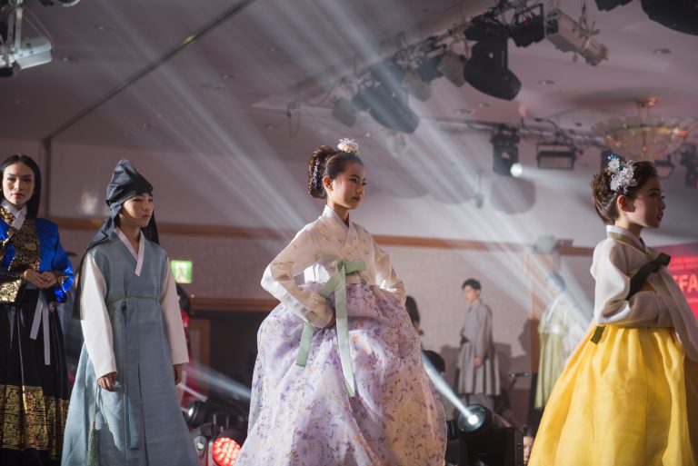 Lễ hội là sân chơi giao lưu văn hóa giữa các người mẫu Việt Nam và Hàn Quốc