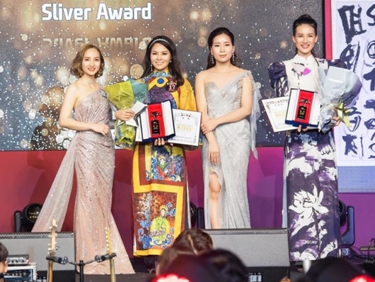Bà Kim Ji Won Tổng giám đốc điều hành KVEntertaiment Hàn Quốc trao giải cho các thí sinh