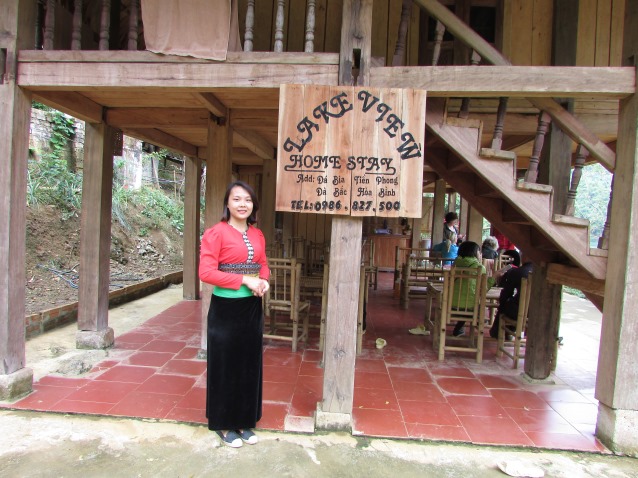 Lò Thị Trang bên ngôi nhà dùng làm nơi đón khách du lịch