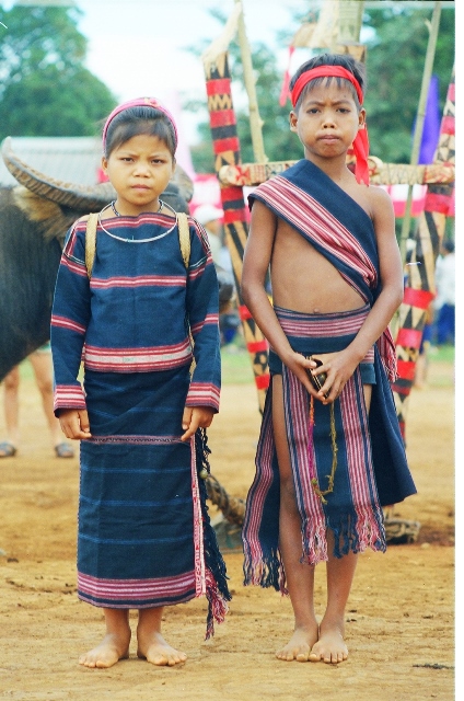 Trẻ em dân tộc Gai Rai trong bộ trang phục truyền thống