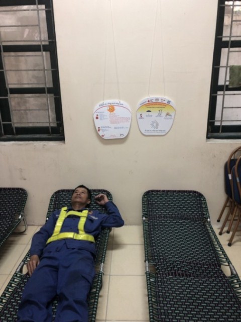 Một người lao động nghỉ ngơi tại điểm tránh nắng miễn phí