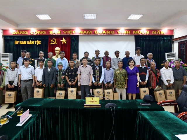 Thứ Trưởng, Phó Chủ nhiệm UBDT Nông Quốc Tuấn trao quà và chụp ảnh lưu niệm cùng các đại biểu Người có uy tín trong đồng bào DTTS tỉnh Quảng Trị.