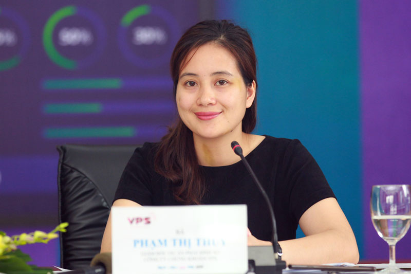 Bà Phạm Thị Thùy, Giám đốc Dự án Phái sinh ảo Công ty Chứng khoán VPS chia sẻ tại buổi họp báo