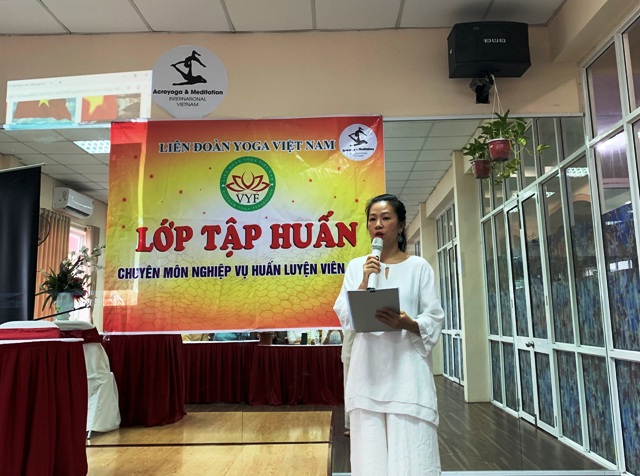 Bà Lê Thị Trúc Quỳnh, Phó tổng thư ký Liên đoàn Yoga Việt Nam, cập nhật cho các học viên về chuyên môn, nghiệp vụ yoga.