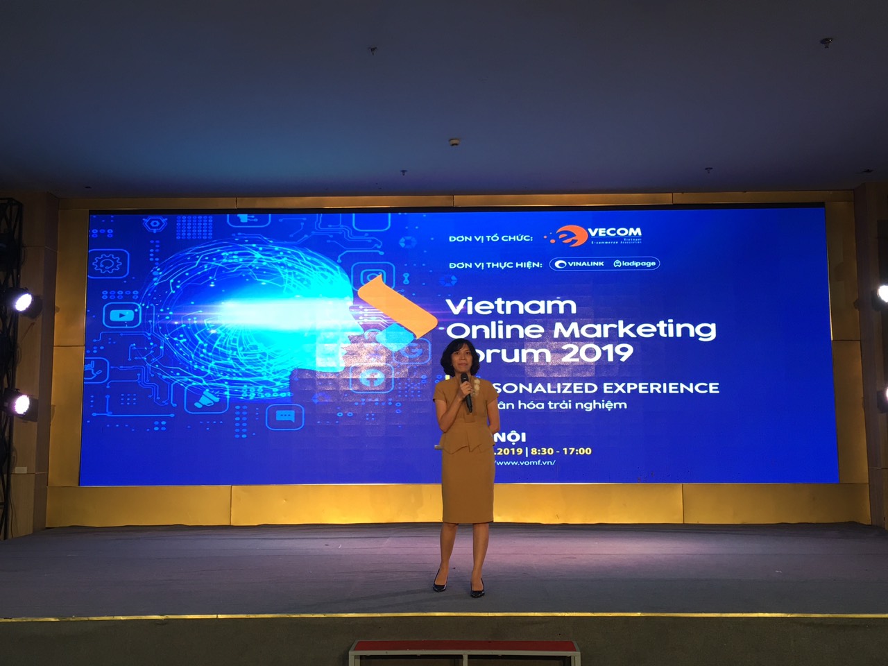 Bà Lại Việt Anh- Phó Cục trưởng Cục Thương mại điện tử và Kinh tế số- Bộ Công Thương phát biểu tại diễn đàn