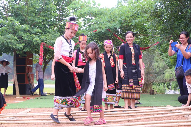 Trẻ em và du khách nước ngoài cũng rất hào hứng với trò chơi dân gian của người Thái