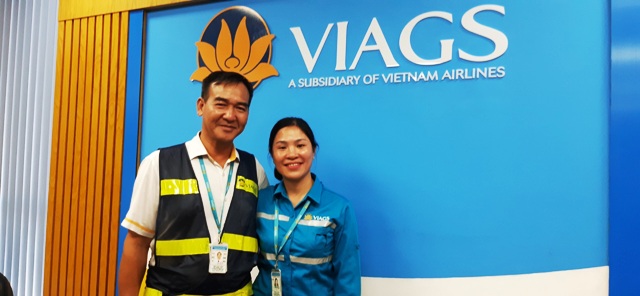 Chị Phùng Thị Ngọc, nữ nhân viên VIAGS đã phát hiện tài sản có giá trị tương đương gần 1 tỷ đồng trên chuyến bay của hãng hàng không Singapore Airlines.