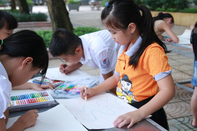 Các học sinh tham gia vẽ tranh tại Lễ phát động