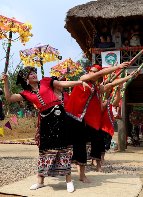 Điệu múa bên cây hoa trong Lễ hội Xăng khan của người Thái Nghệ An